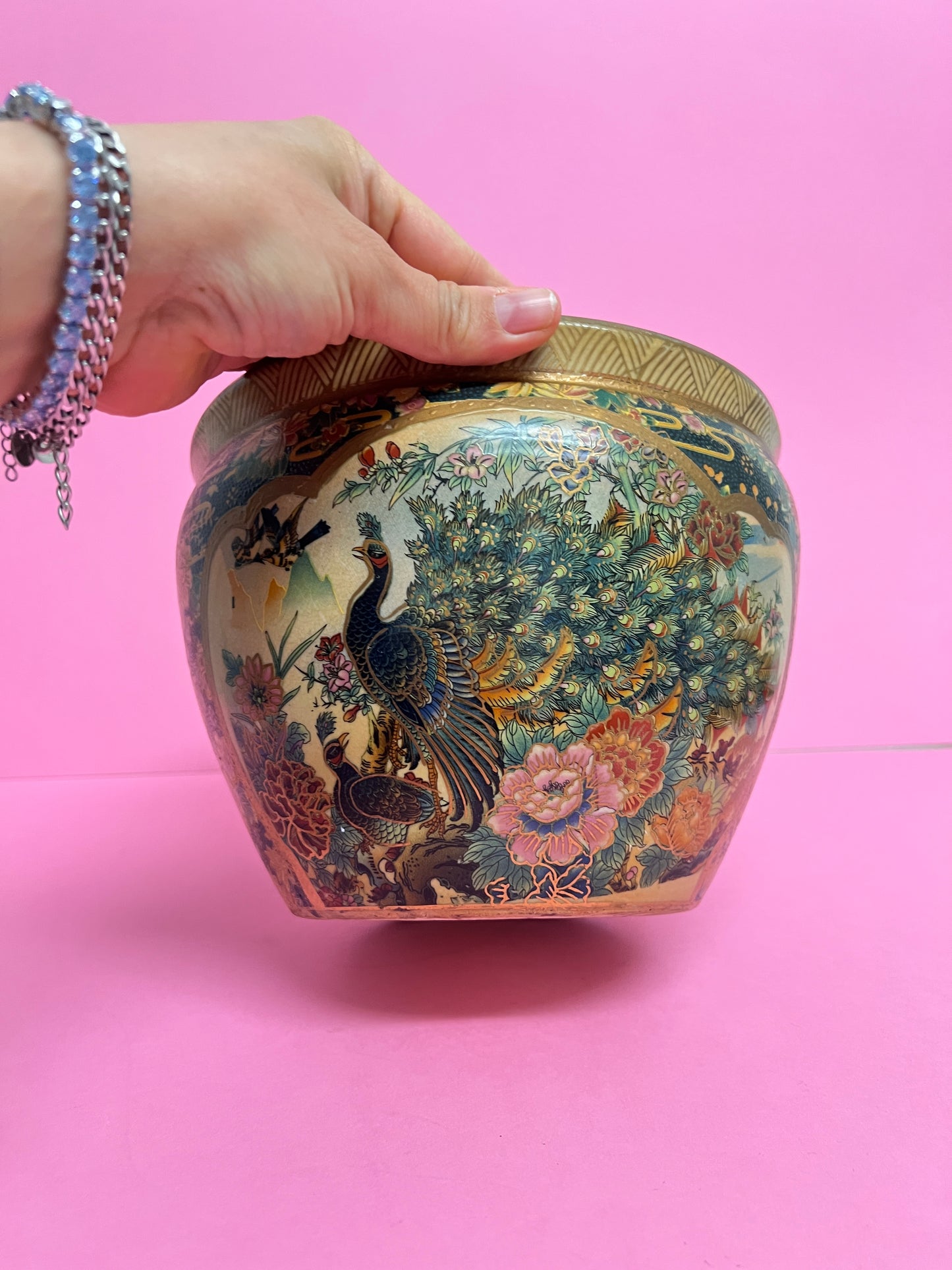 Vintage Satsuma Cachepot / Blumentopf Übertopf mit Pfauenmotiv – handbemalte Asiatische Keramik