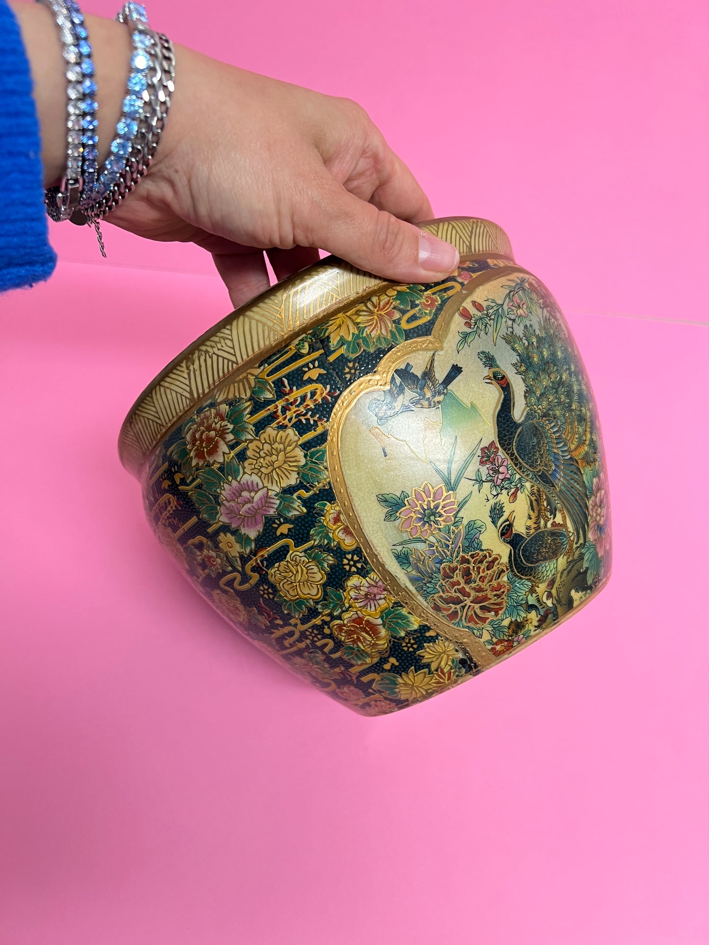 Vintage Satsuma Cachepot / Blumentopf Übertopf mit Pfauenmotiv – handbemalte Asiatische Keramik